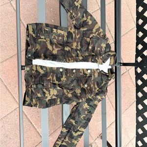 This camp Jean jacket is a light jacket, fairly unworn and clean